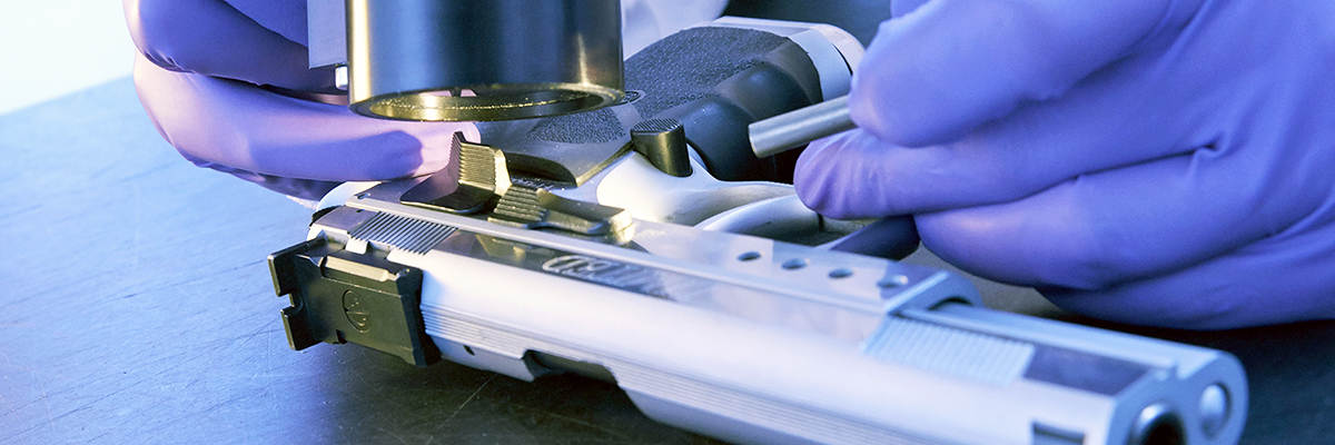 Onderzoek vingersporen op pistool