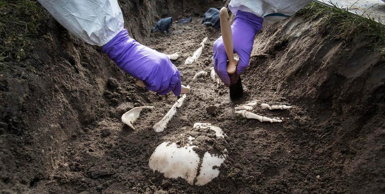 Medewerkers van het NFI doen sporenonderzoek