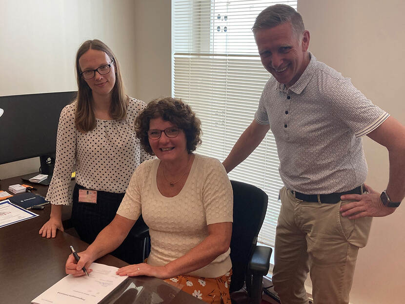 Ondertekening overeenkomst JusticeLink door Annemieke de Vries