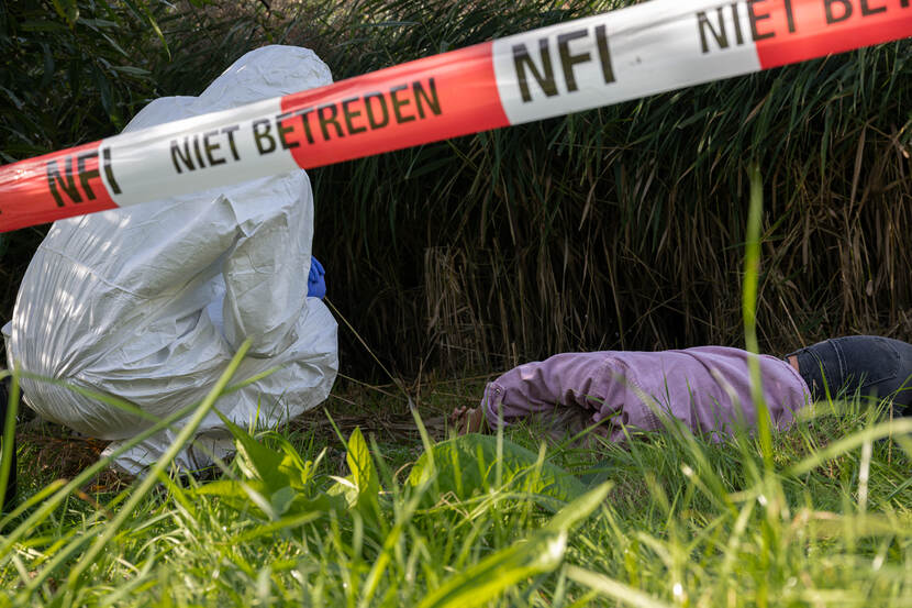 Forensisch arts op de plaats delict