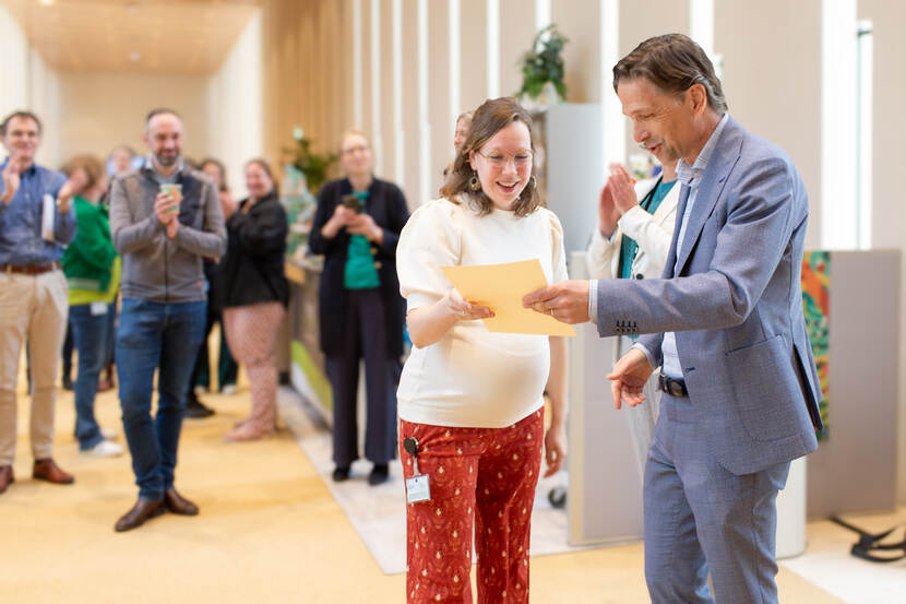 Moment van uitreiking speciale oorkonde NRGD