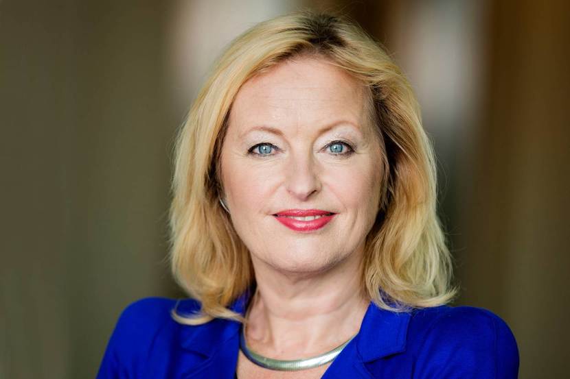Minister Jet Bussemaker van Onderwijs, Cultuur en Wetenschap bezoekt vrijdag 19 augustus 2016 het Crimelab op Lowlands.