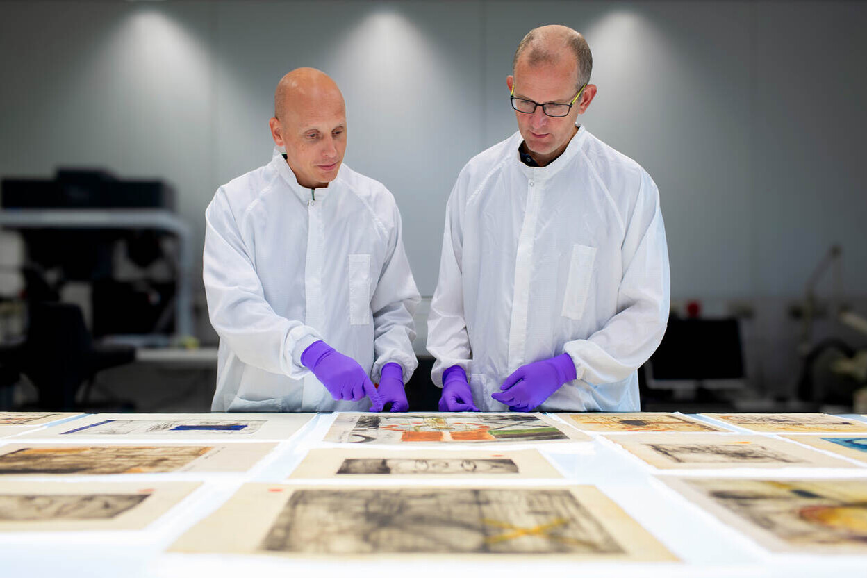 Twee mannen met witte jassen