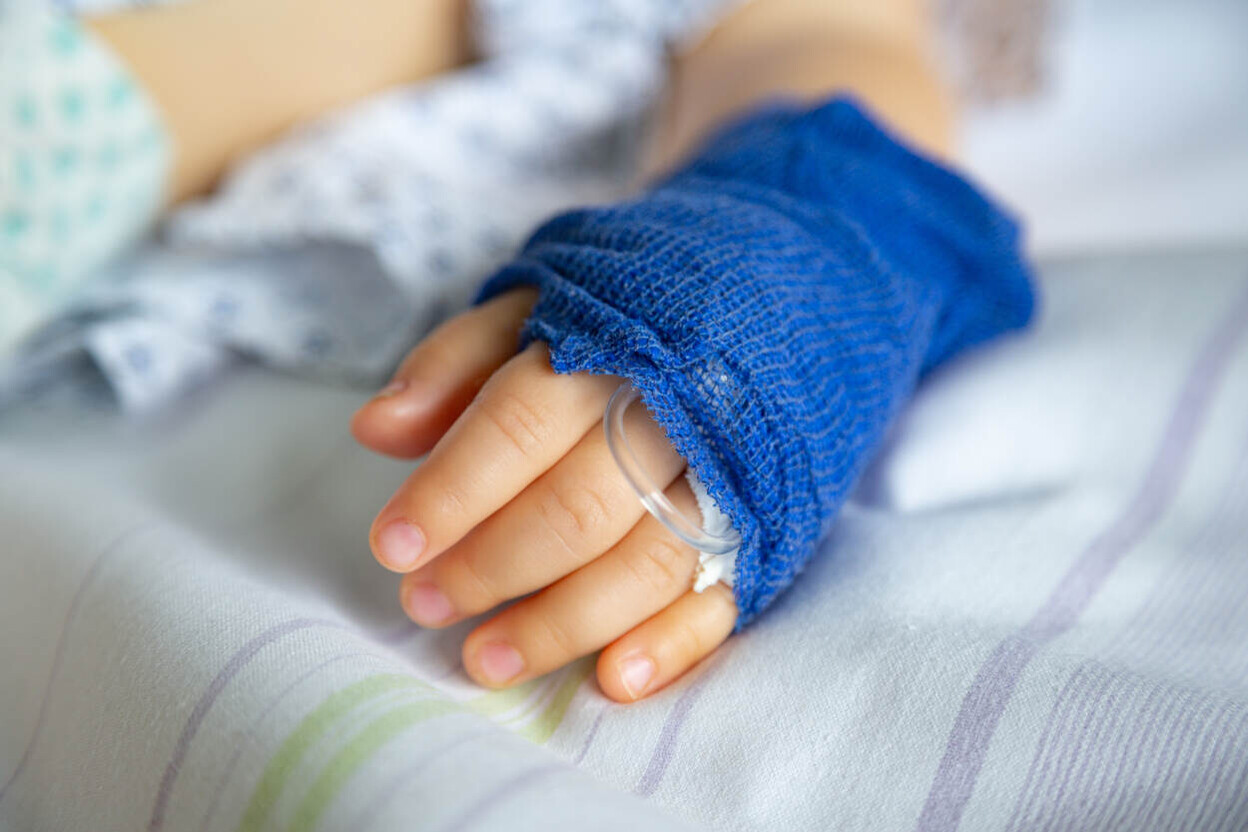 Kinderhandje met infuus