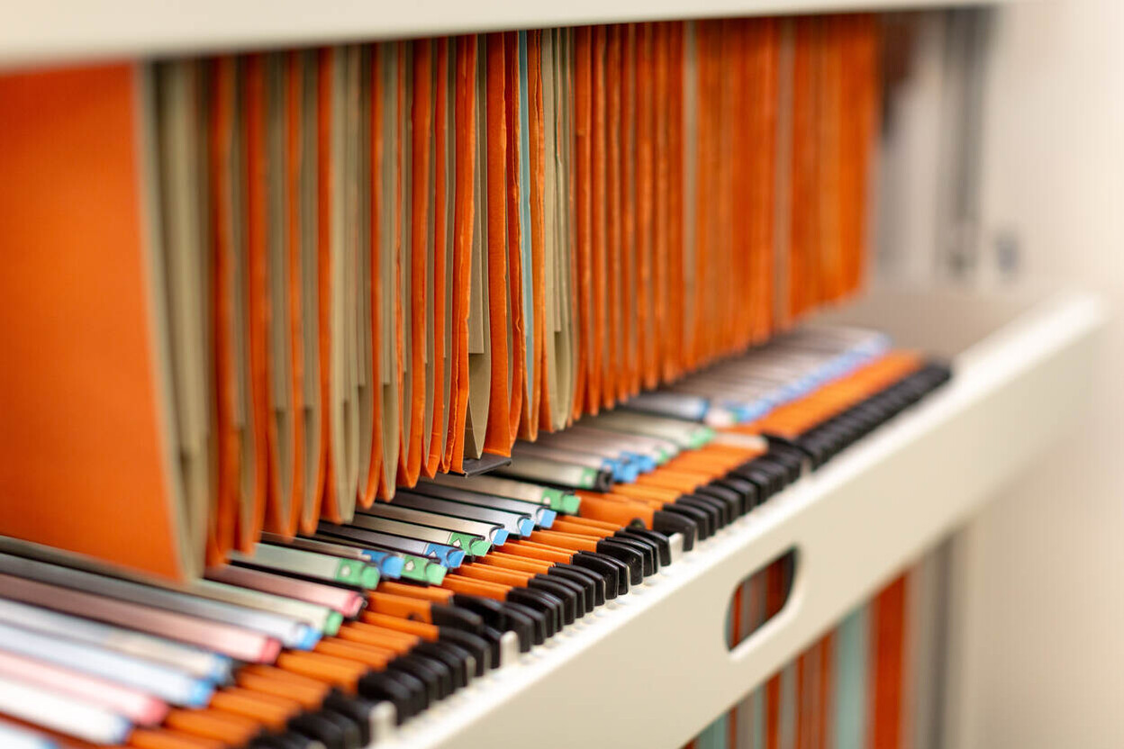 Kast vol met dossiers
