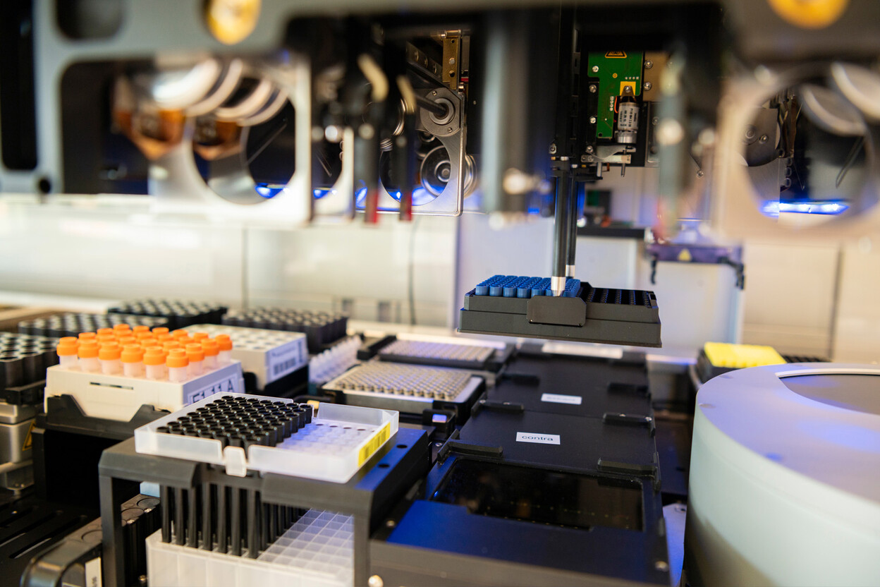 Binnenkant van een apparaat op het DNA-lab