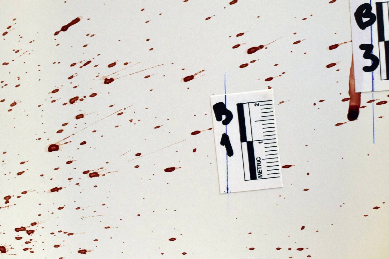 Bloedspatten in een impactpatroon, dat ontstaat door slaan in bloed