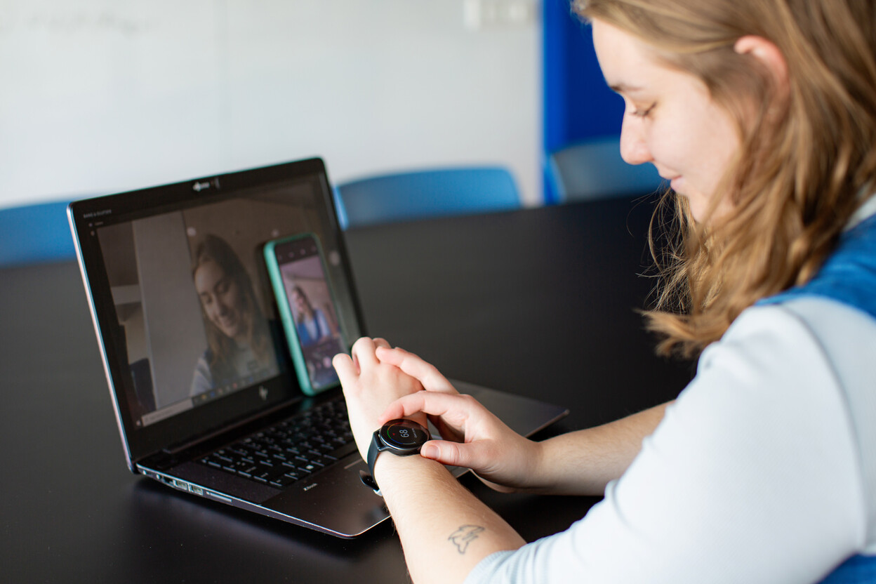 Persoon controleert hartslag op een smartwatch