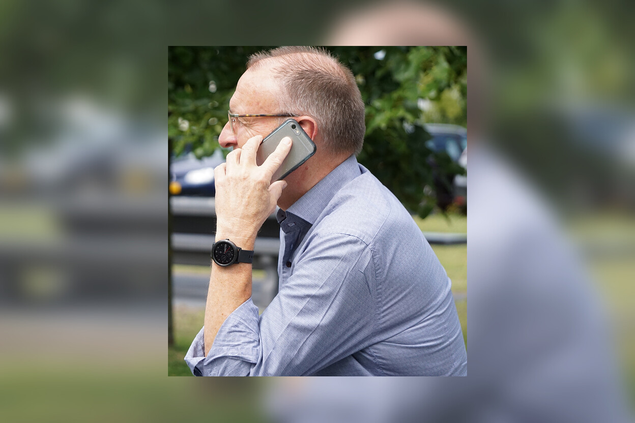 Forensisch adviseur Charles van der Heide aan de telefoon