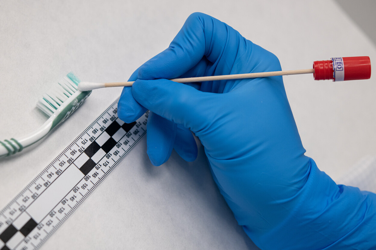 Onderzoeker neemt tandenborstel af met wattenstaafje