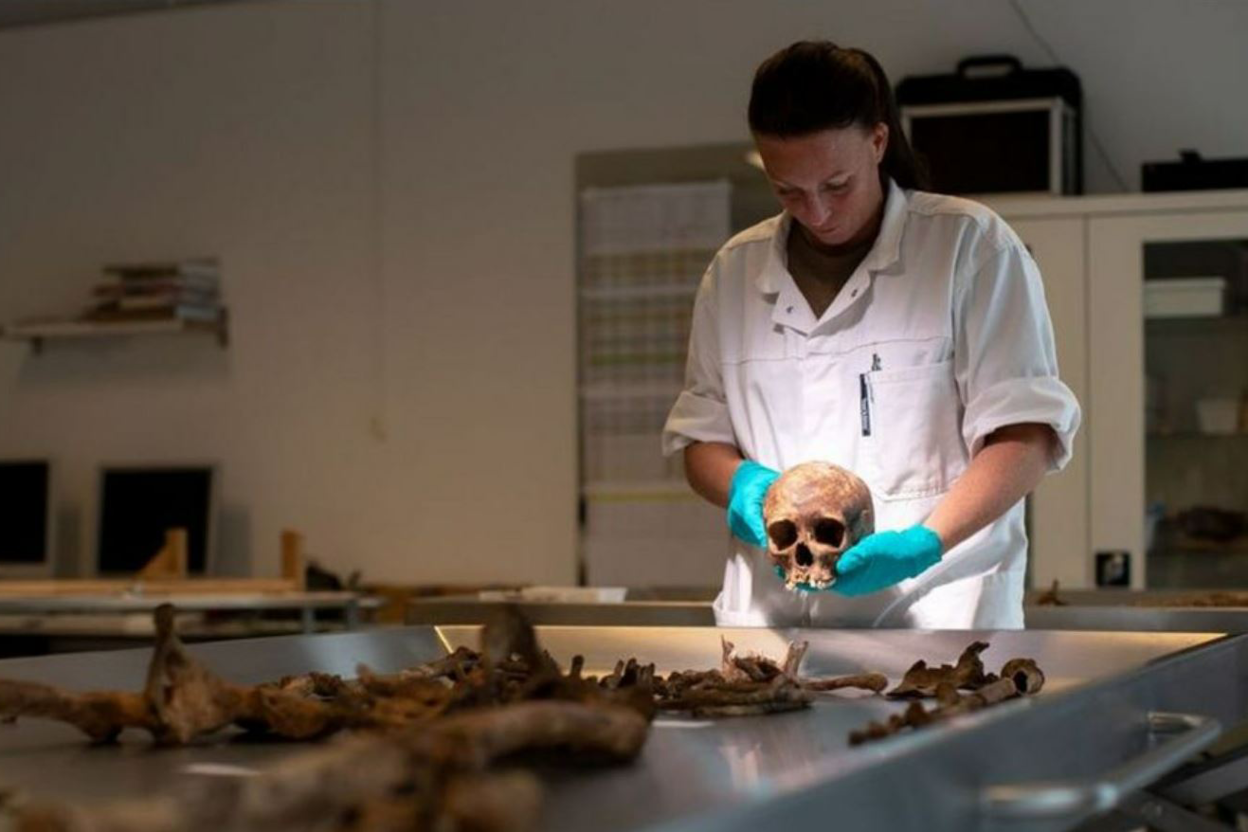 Eerste Luitenant Els Schiltmans aan het werk op het lab