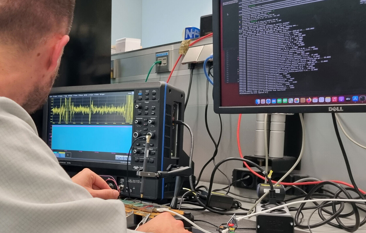 Onderzoeker zit achter computerschermen