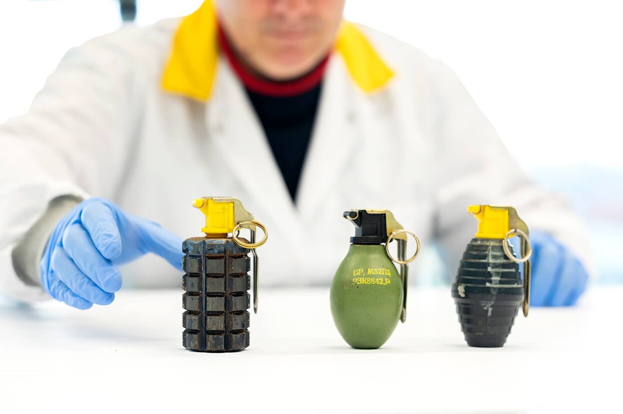 Deskundige bekijkt verschillende typen handgranaten