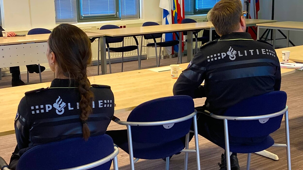 FO luistert naar presentatie op het NFI