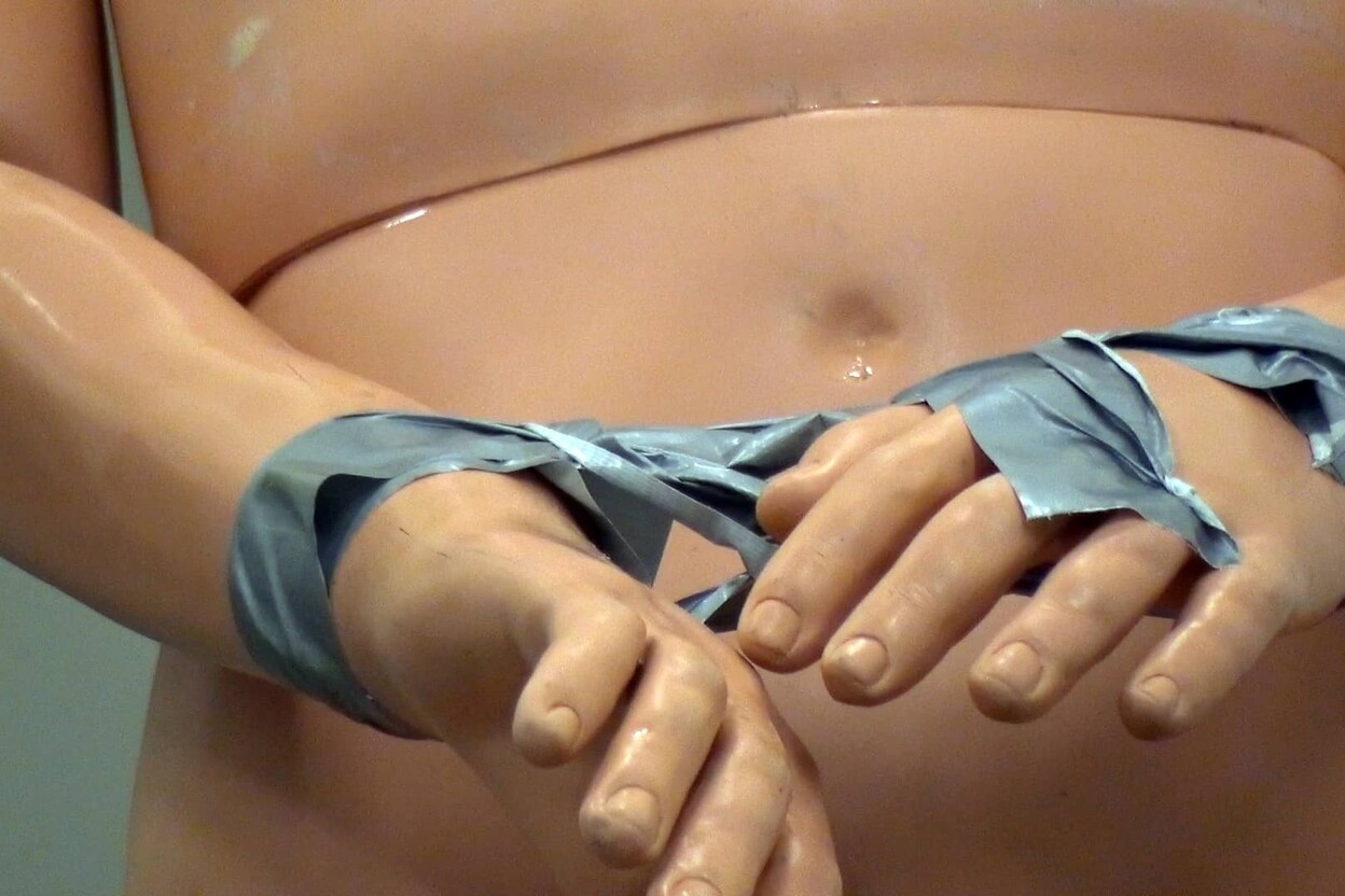 Tape op de handen van een pop