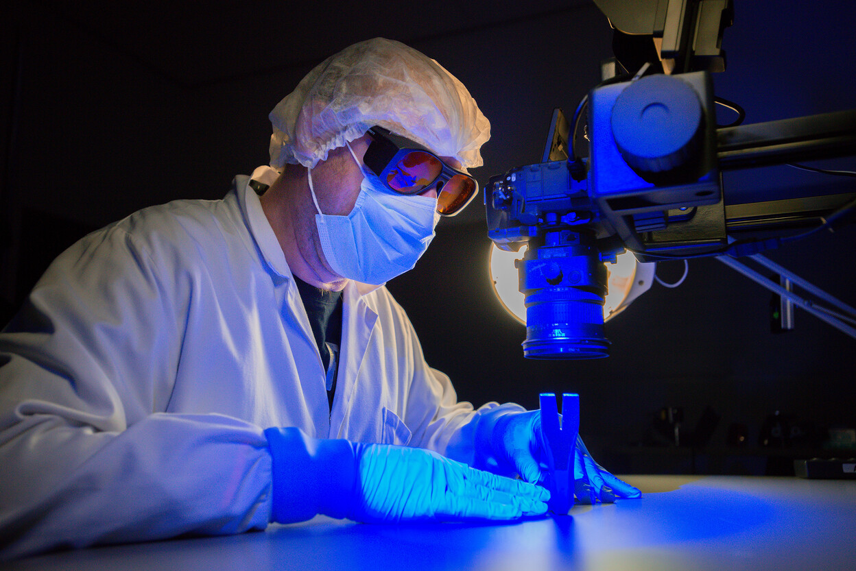 Jeroen Kroos fotografeert een stuk van overtuiging bij forensisch licht