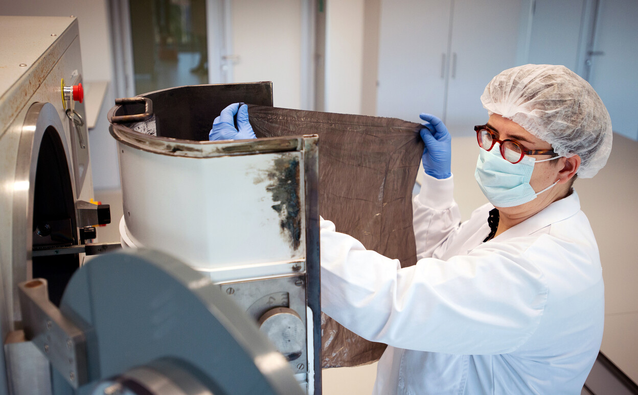 Koomen kijkt of vingersporen zichtbaar worden bij vacuüm metaal opdamping