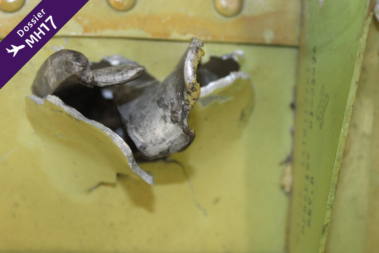 Verwrongen stuk metaal in de wrakstukken van het vliegtuig