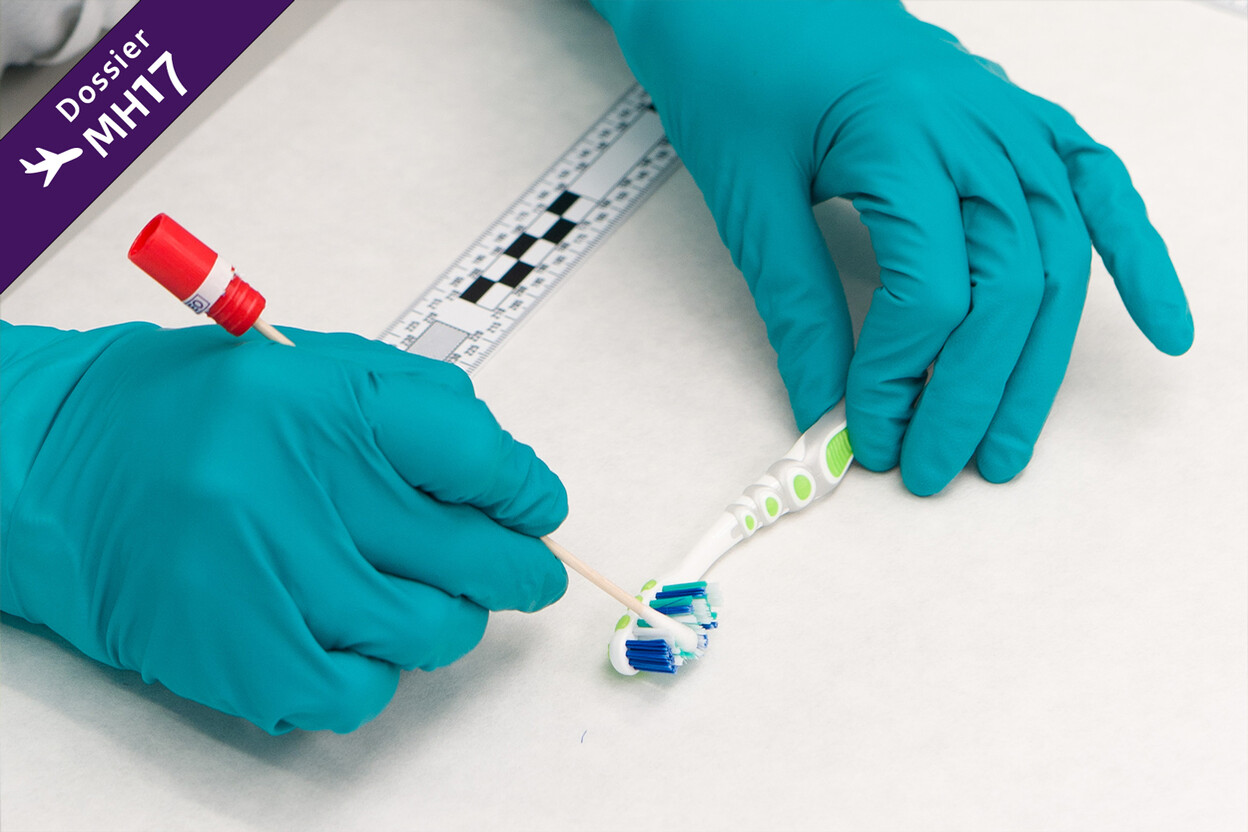 Deskundige onderzoekt tandenborstel