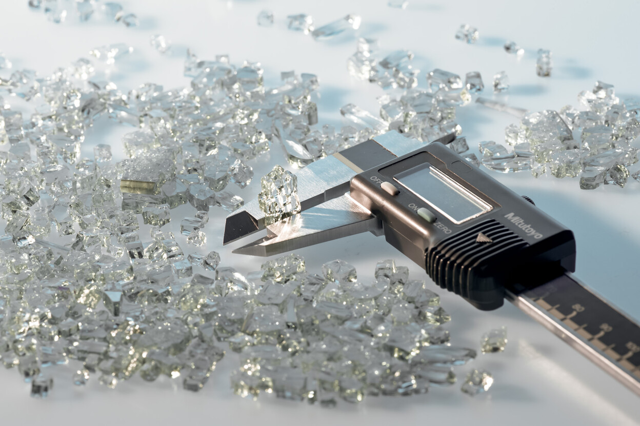 Stukjes glas en digitale schuifmaat