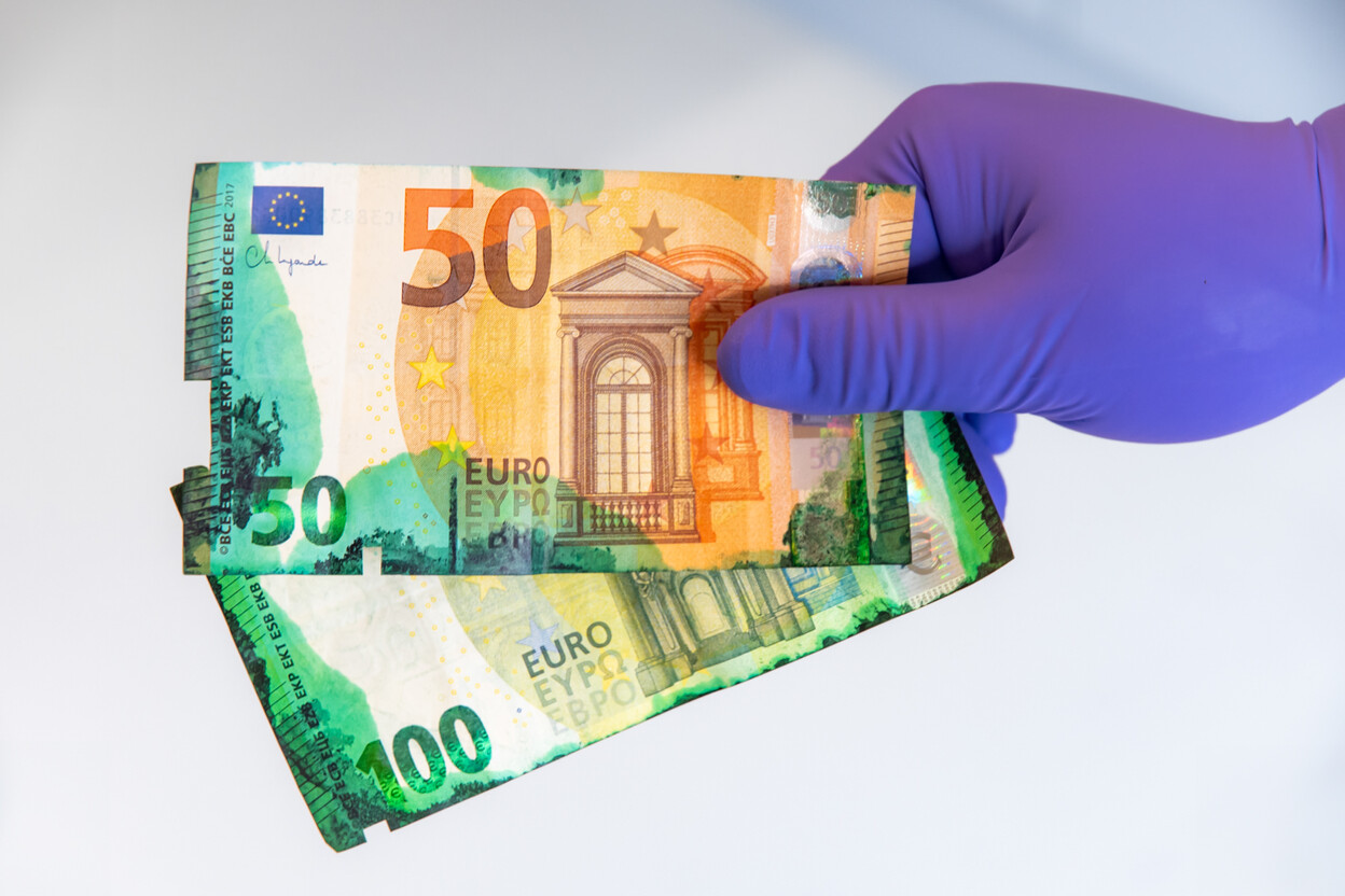 Onderzoekt houdt bankbiljetten met veiligheidsinkt vast