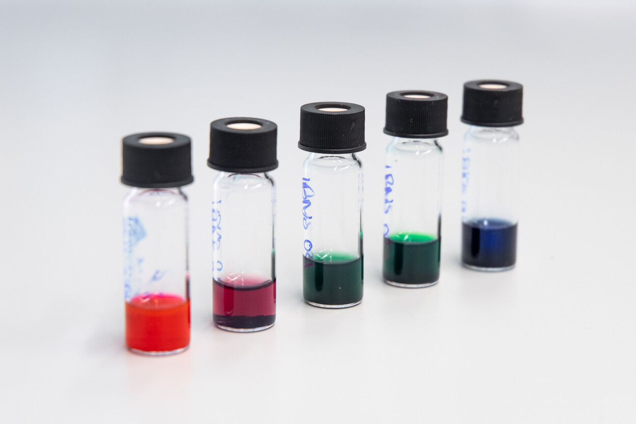 Glazen vaatjes met verschillende kleuren inkt
