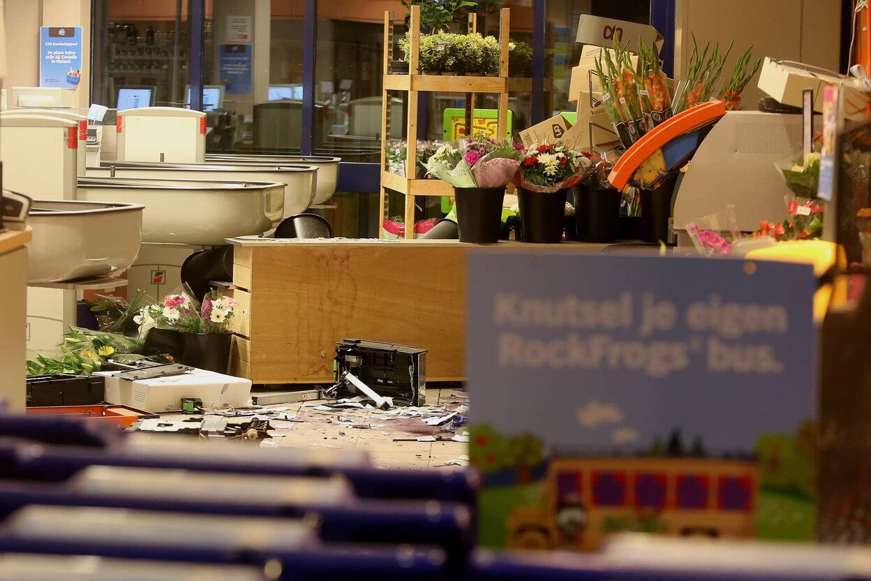 Een supermarkt dat explosieschade heeft opgelopen