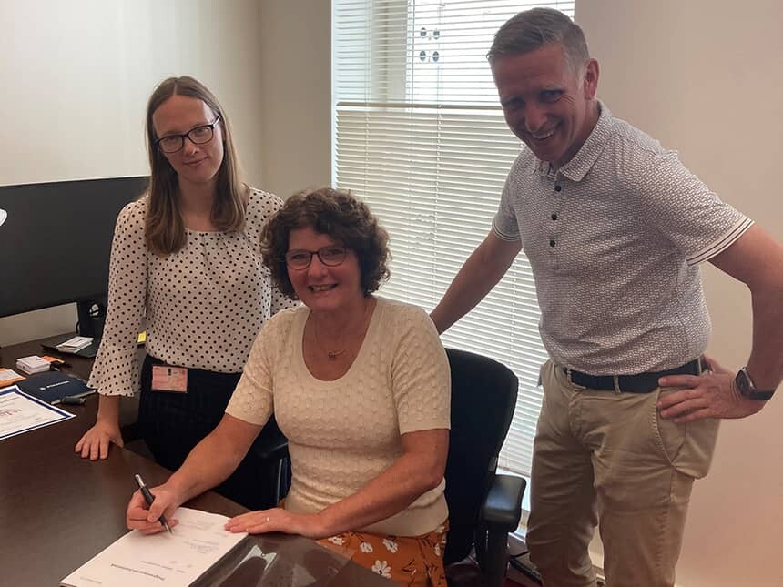 Directeur Wetenschap en Technologie NFI Annemieke de Vries ondertekent overeenkomst JusticeLink