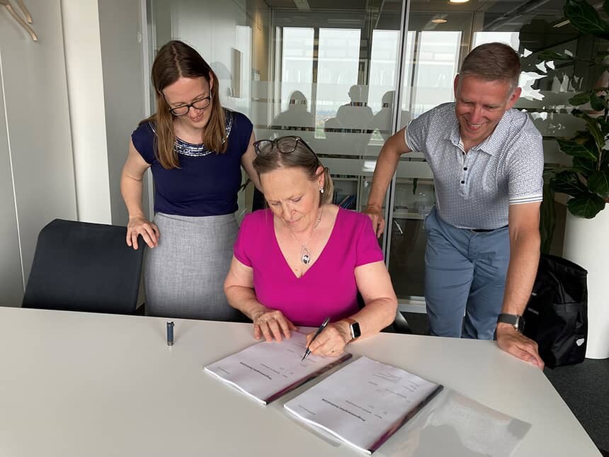 Directeur WODC Gerty Lensvelt-Mulder ondertekent overeenkomst JusticeLink