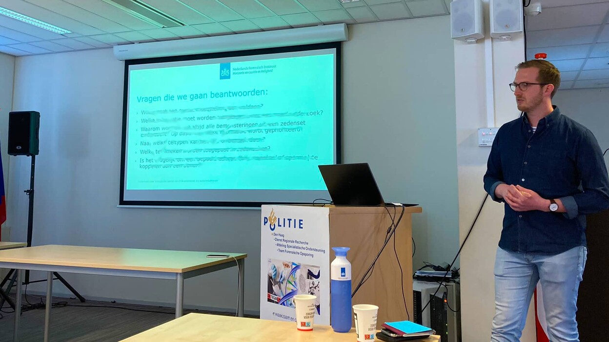 DNA-deskundige Pieterjan Sjoukema presenteert aan FO'ers