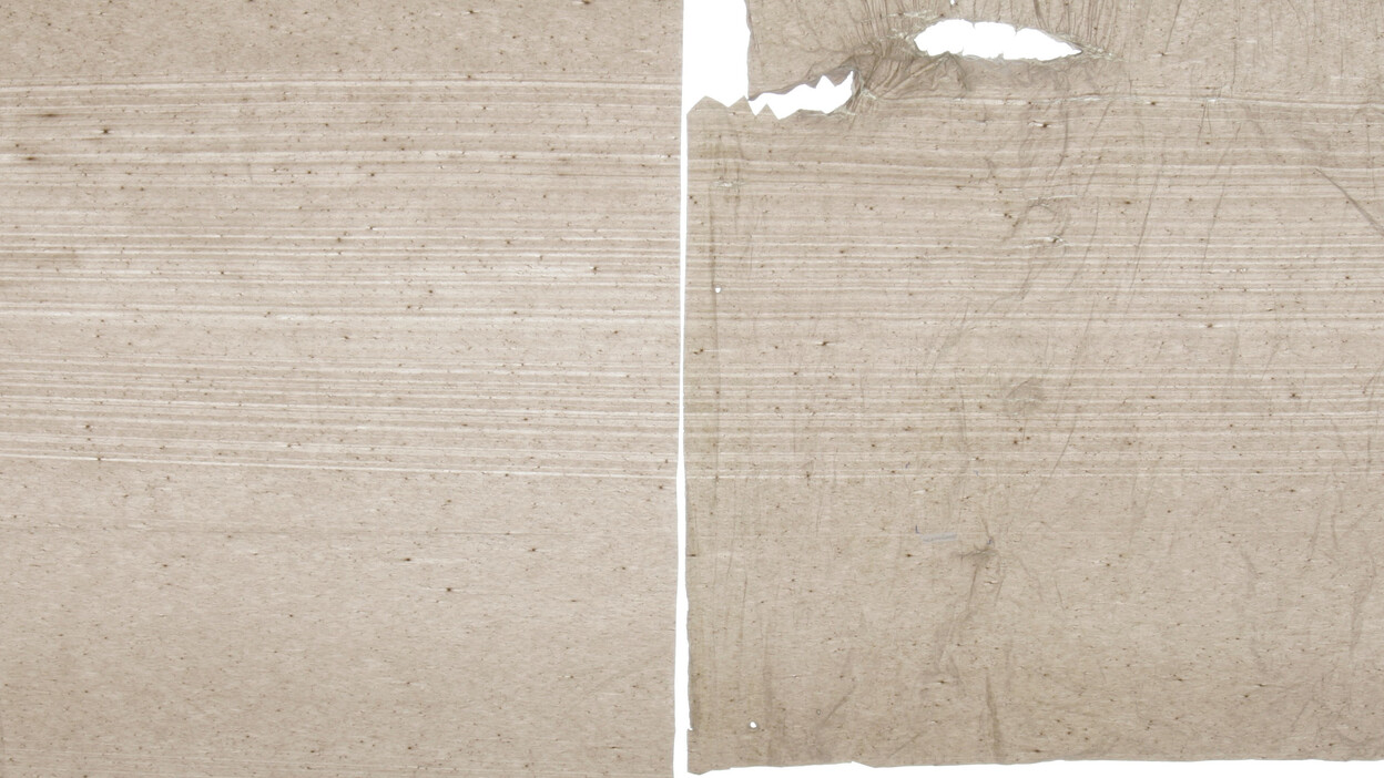 Twee vuilniszakken waarbij de horizontale lijnen die ontstaan tijdens het productieproces overeen komen