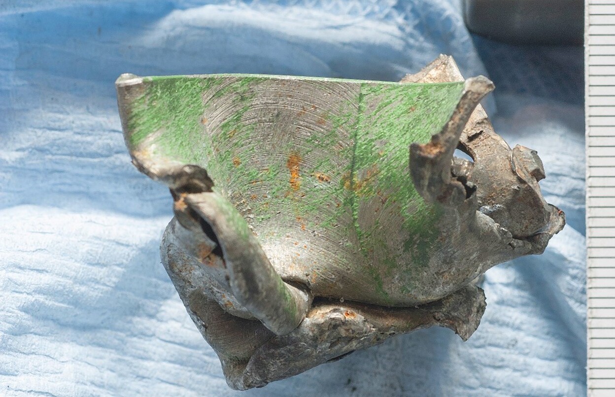 Een stuk verwrongen metaal uit de sponning van het cockpitraam.