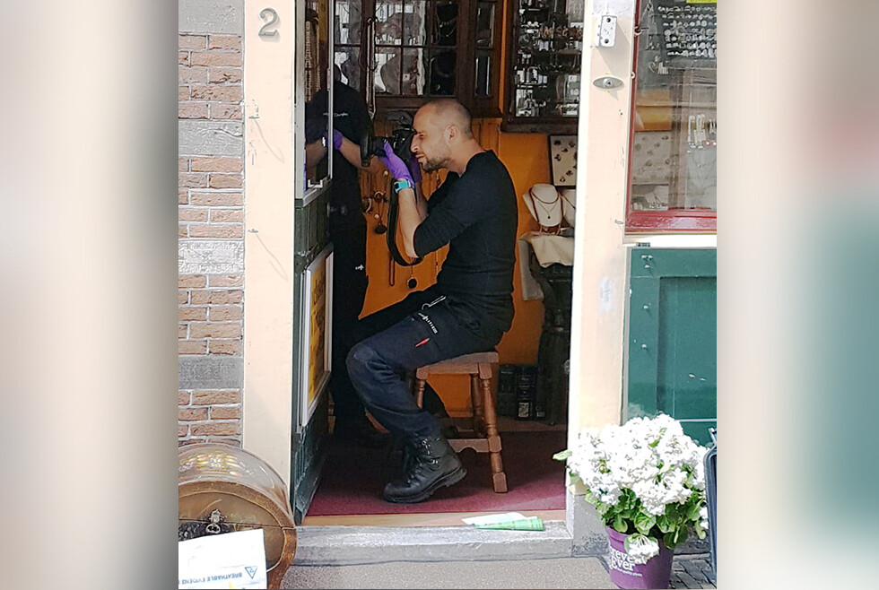 Raoul de Graaff fotografeert forensische sporen op plaats delict