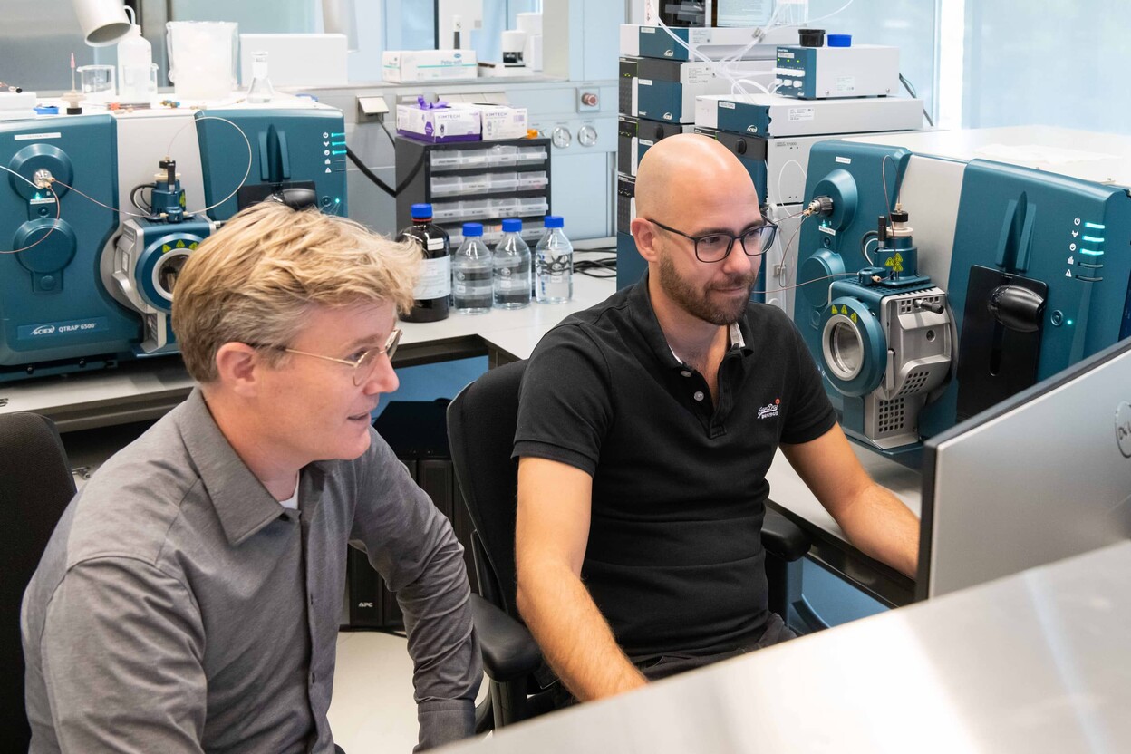 Rogier van der Hulst en Dick-Paul Kloos in overleg