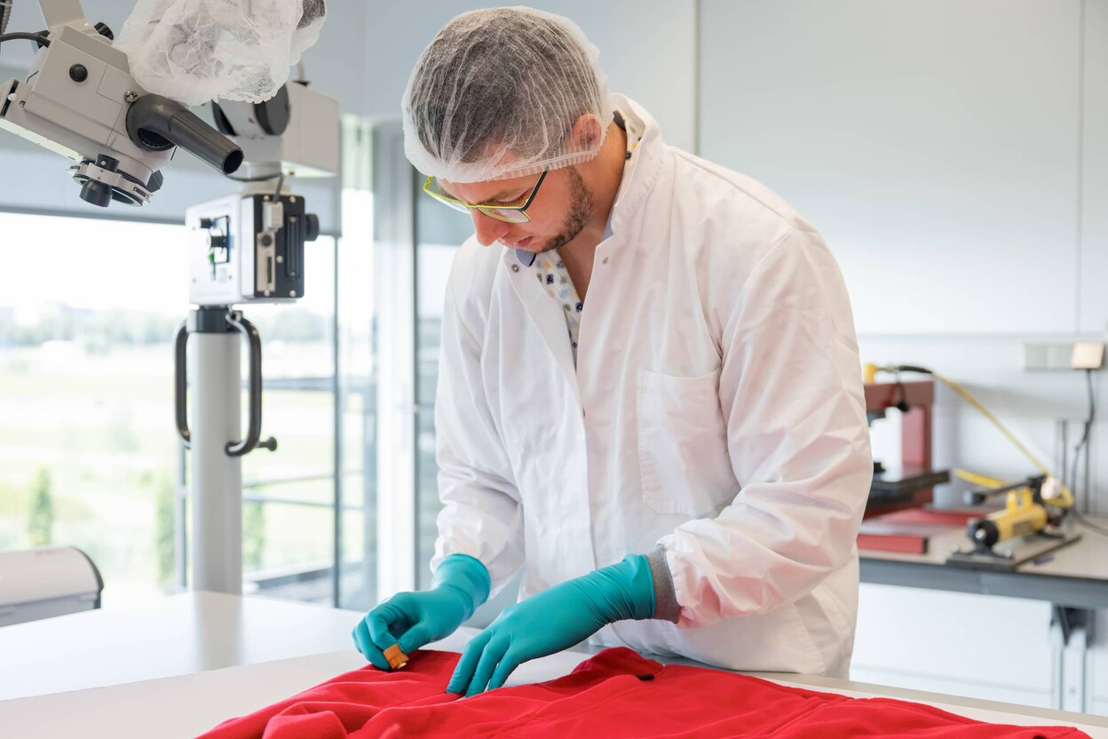 Schotrestendeskundige Koen van der Ham onderzoekt een kledingstuk op het laboratorium
