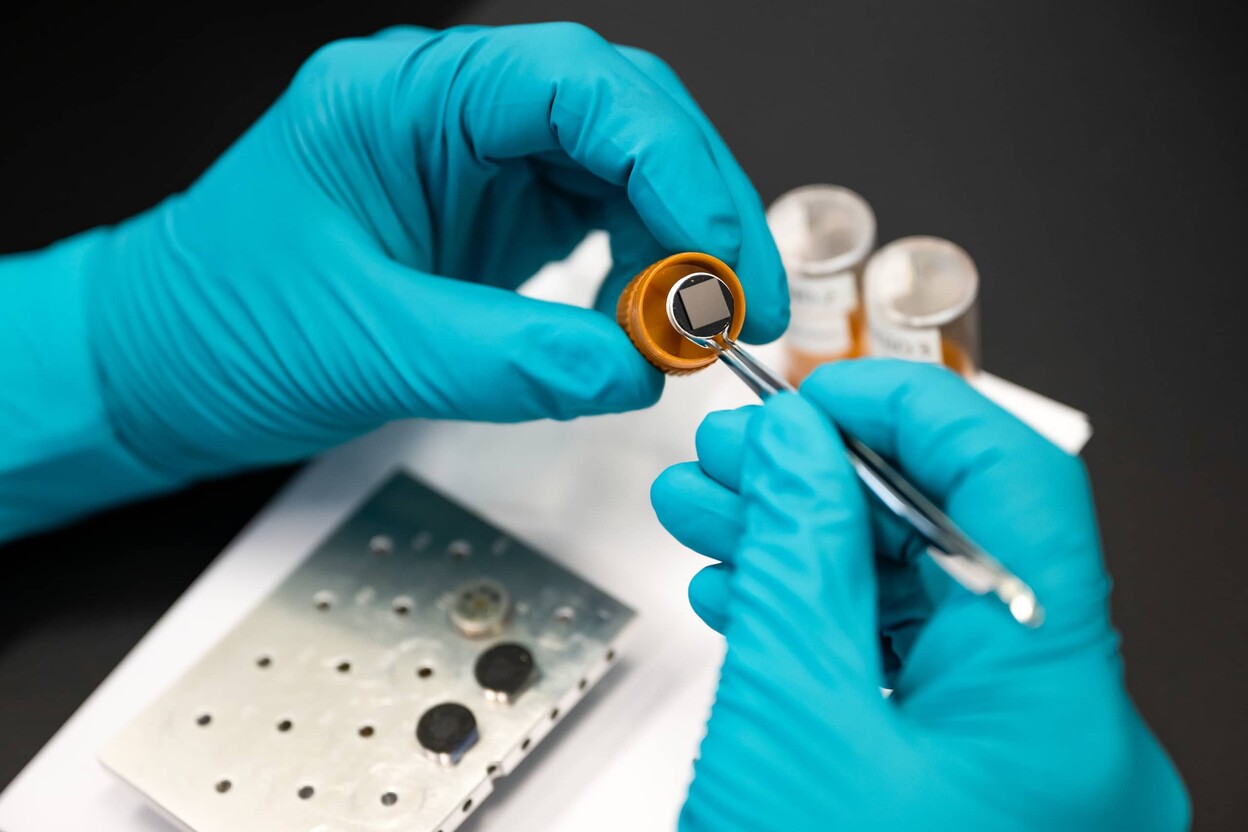 Onderzoeker bergt stub met schotresten op