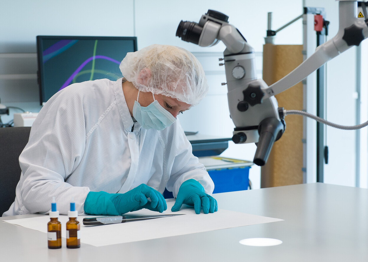 Deskundige onderzoekt mes voor sporen