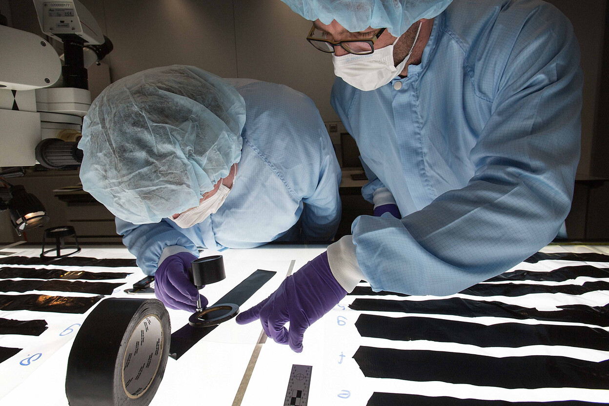 Deskundigen onderzoeken tape voor forensische sporen