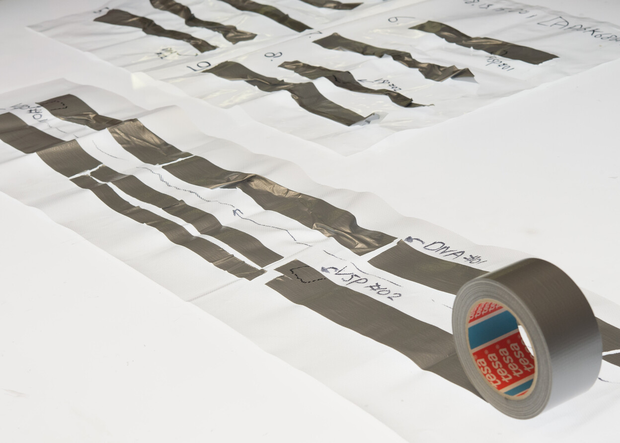 Tape ligt op een tafel en wordt onderzocht