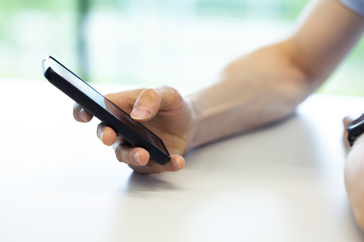 Crypto-onderzoeker houdt telefoon vast