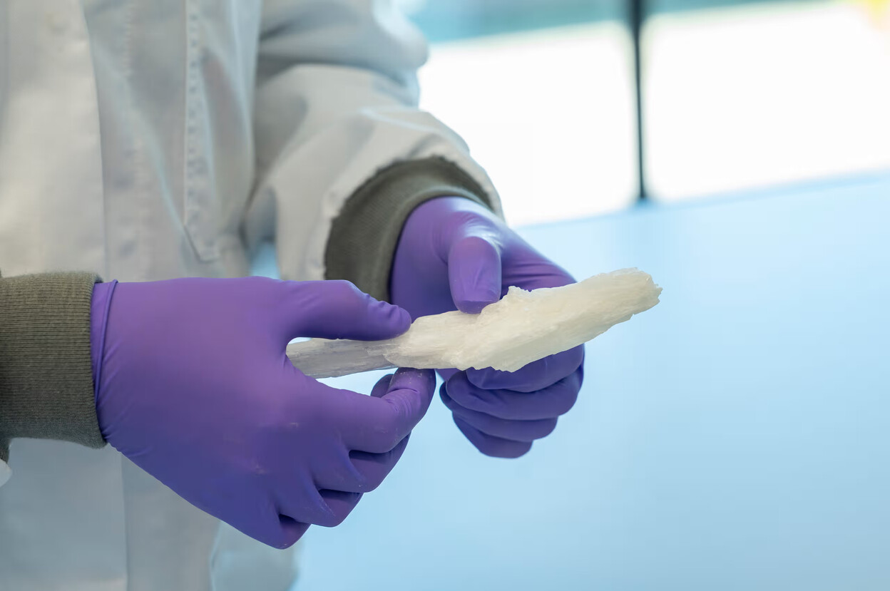 Onderzoeker houdt Crystal Meth kristal vast