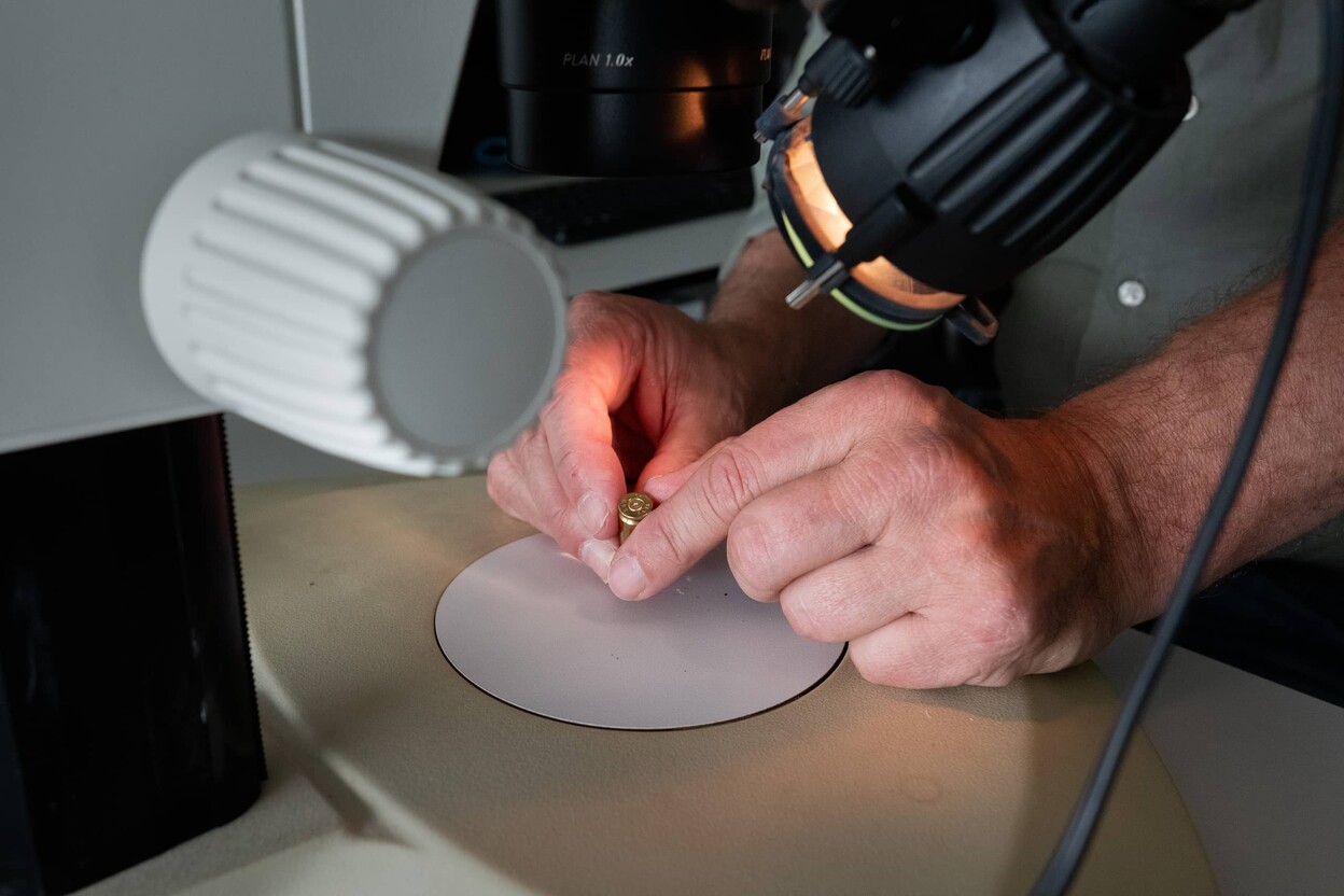 Deskundige onderzoekt fysieke huls