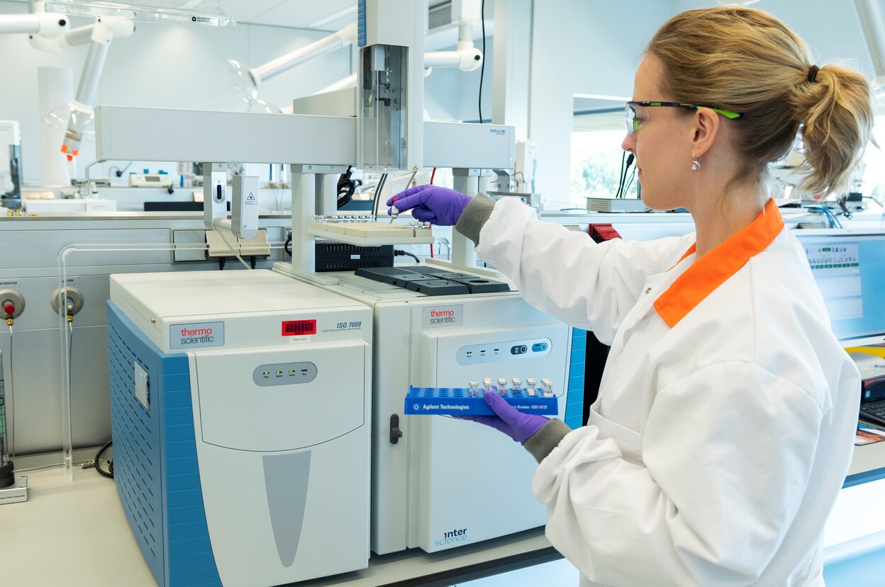 Deskundige onderzoekt drugs in laboratorium