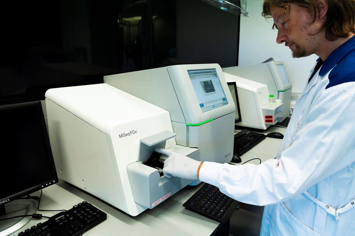 Onderzoeker gebruikt apparaat om DNA te onderzoeken