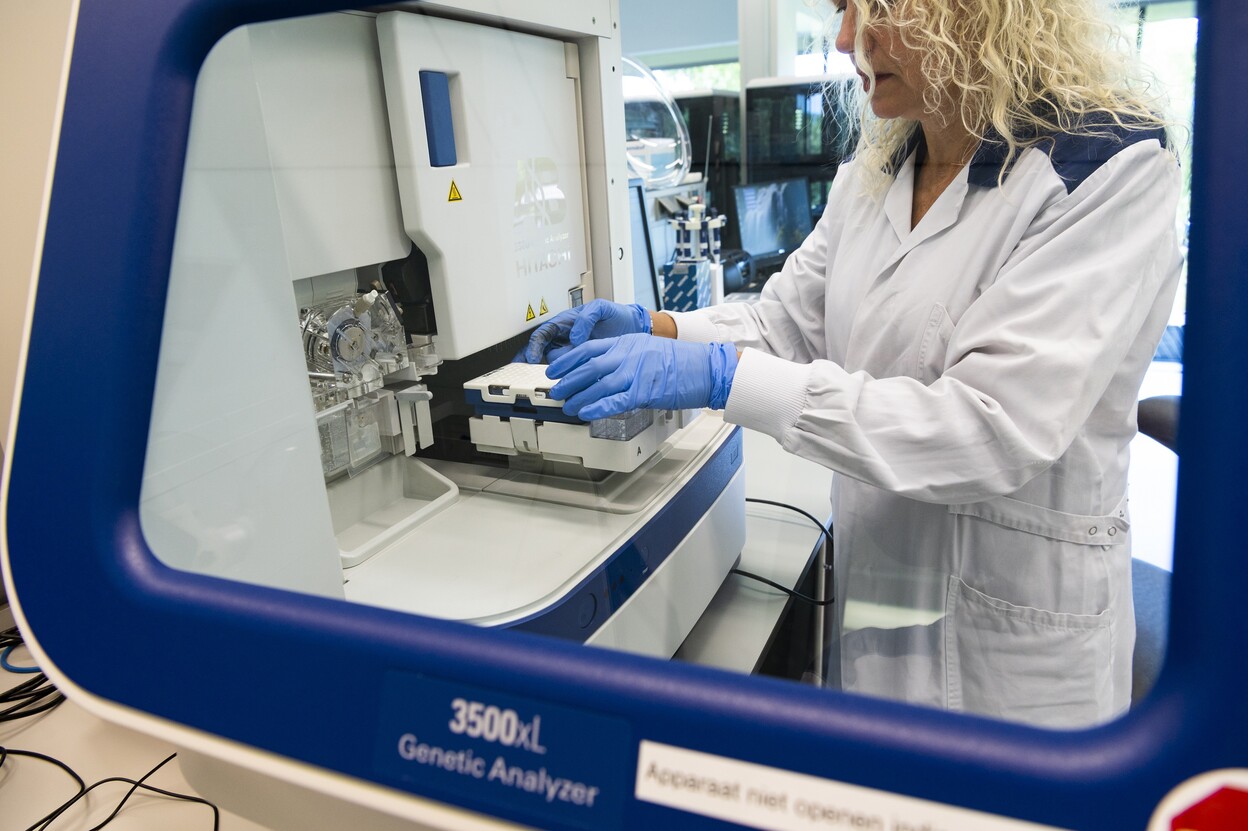 Onderzoeker gebruikt DNA onderzoeksapparatuur