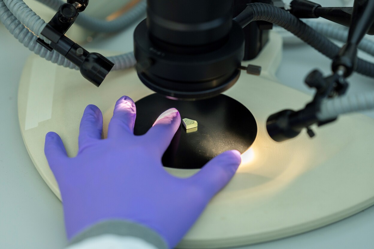 Drugspil wordt onderzocht onder licht op het NFI