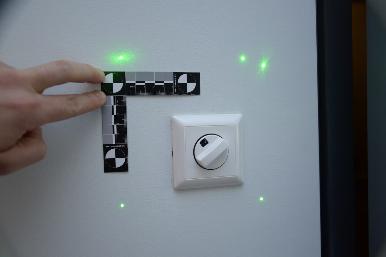 Deskundige haalt liniaal vast en maakt foto met FreeRef