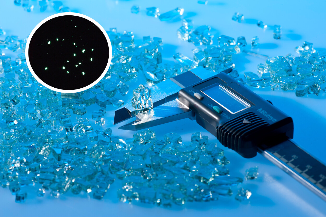 Stuk glas wordt onderzocht met glow in the dark licht