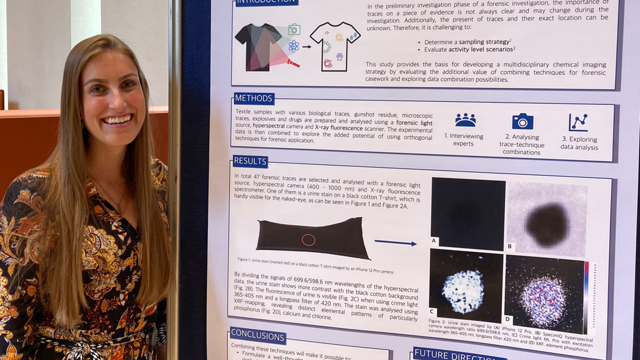 Josca Rouw naast haar winnende poster op de Science Fair