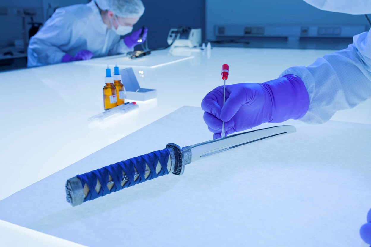 Onderzoeker gebruikt wattenstaafje om sporen van een Japanse dolk af te halen